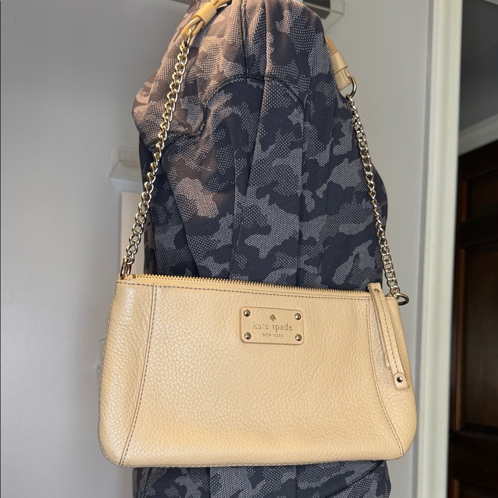 Kate Spade EUC tan pebble leather shoulder bag w/ gold hardware, clean in /out